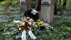 Foto der Grabstelle auf dem Friedhof Berlin Stahnsdorf, Kränze mit faschistischer Aufschrift an dem Grab von Max Friedländer