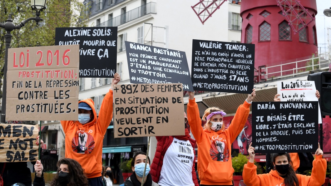 Demo vor dem Moulin Rouge in Paris