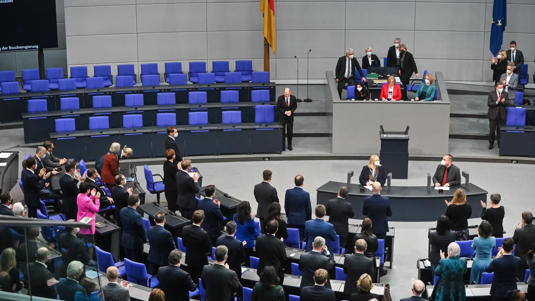 Blick auf in den deutschen Bundestag als Repräsentationsort der Demokratie. Der Bundeskanzler wurde am 8.12.21 durch die Abgeordneten gewählt. 