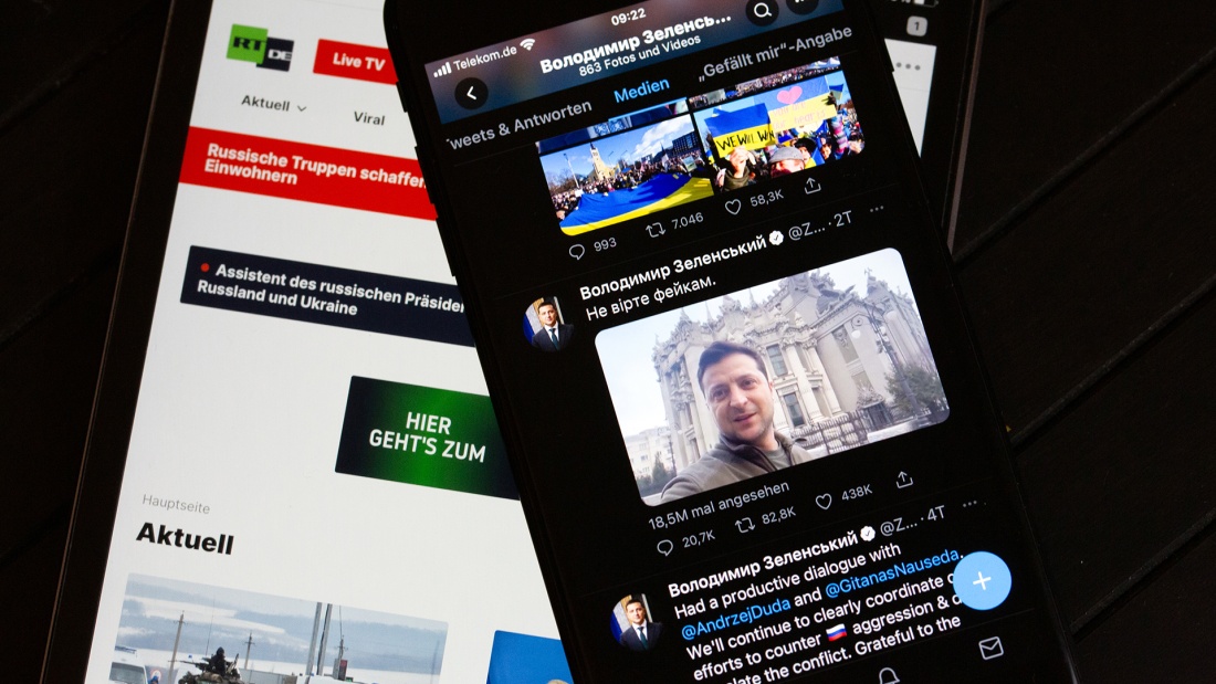 Website des russischen Fernsehsenders RT und Twitter-Account des ukrainischen Präsidenten Selenskyj