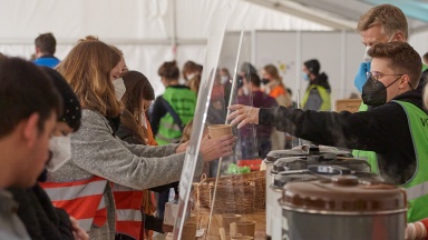 Anna-Nicole Heinrich verteilt Suppe im Willkommenszelt für Ukraine-Flüchtlinge der Berliner Stadtmission