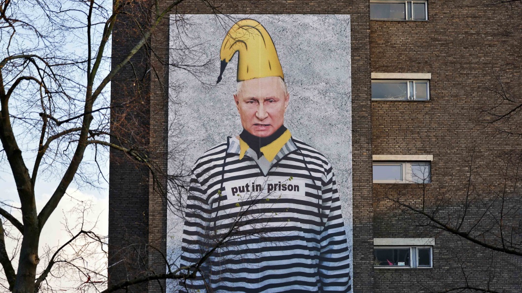 Wladimir Putin auf einem XXL-Banner an einer Hausfassade in Köln. Thomas Baumgärtels Statement gegen den Krieg in der Ukraine.