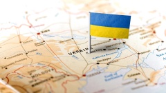 ukrainischer Flagge gepinnt auf eine Landkarte mit Fokus auf der Ukraine