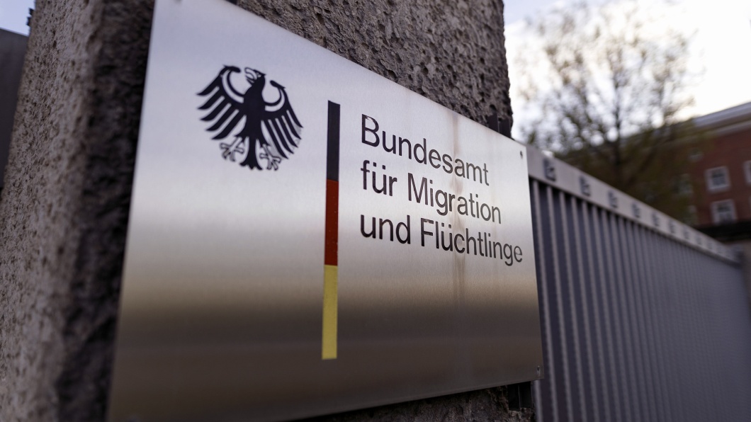 Foto vom Eingangsschild des Bundesamtes für Migration und Flüchtlinge.