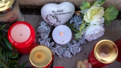Kerzen liegen vor der Polizeiinspektion in Kusel zum Gedenken
