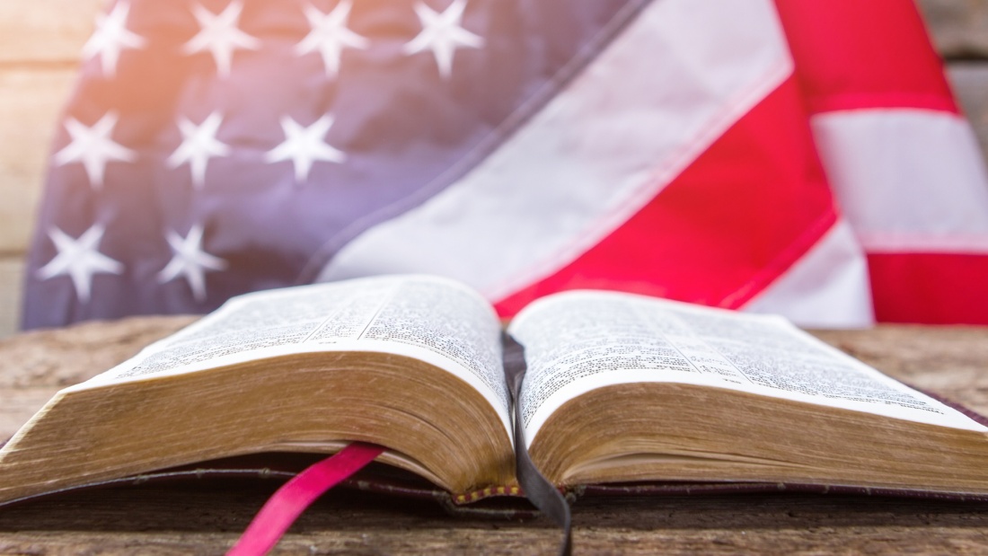 Amerikaflagge und Bibel