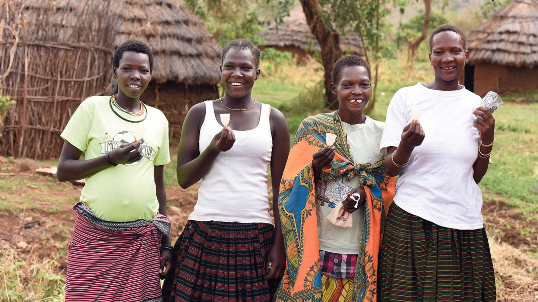 Projektbesuch in Karamoja, Uganda. Maria, Mauro Brendan Sabine und Alicje berichten Gesine Cukrowski von ihren Erfahrungen mit den Menstruationstassen. 