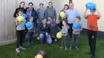 Familie Reiter und zwei ukrainische Flüchtlingsfamilien im Garten