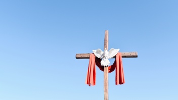 Kreuz mit Taube und rotem Tuch