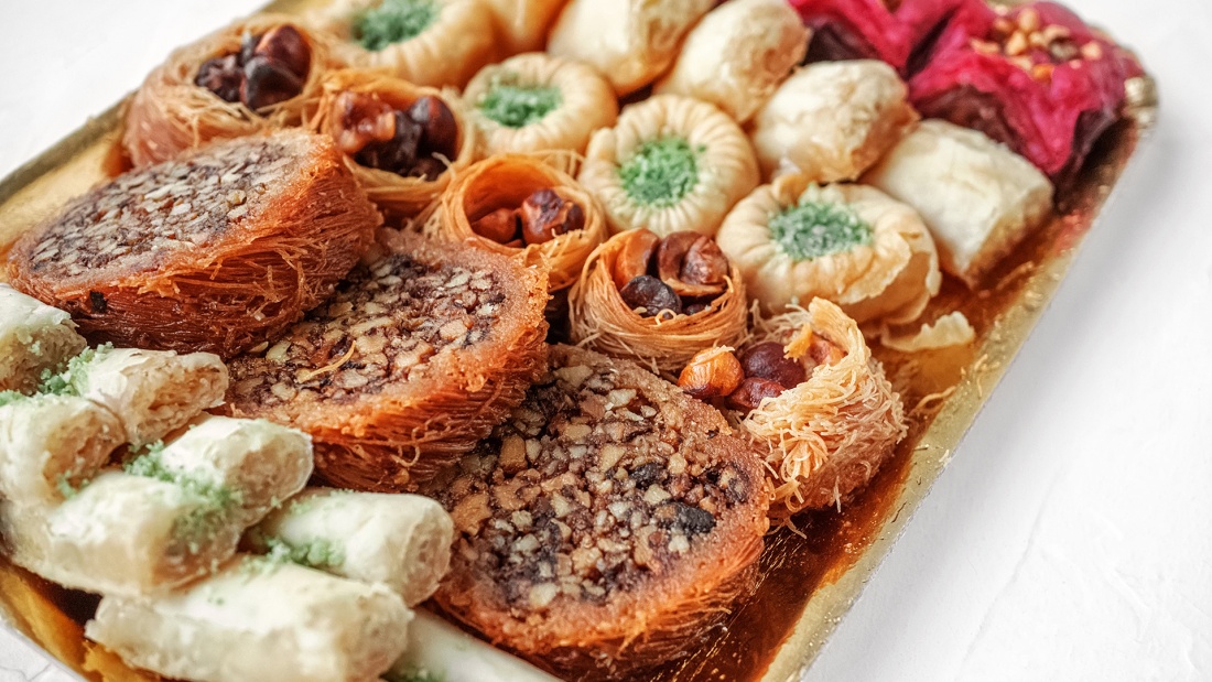 Türkische und arabische Süßigkeiten in vielen bunten Farben und Formen.