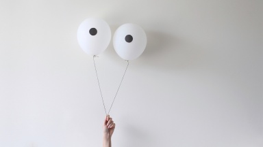 Zwei Luftballons mit Augen