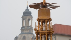 Eine Erzgebirgische Stufenpyramide steht vor der Kuppel der Dresdner Frauenkirche. 