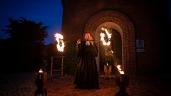 Vikar Christopher Paulsen bei Nacht mit Feuerkeulen