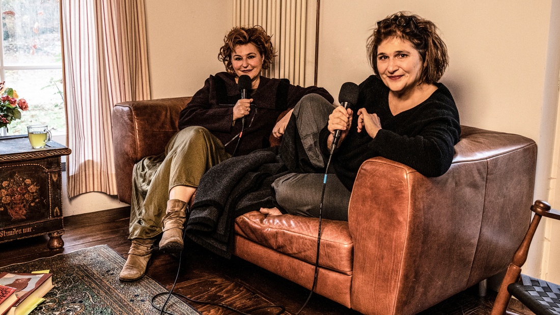 Sabine Rückert und Johanna Haberer auf dem Sofa zu Hause