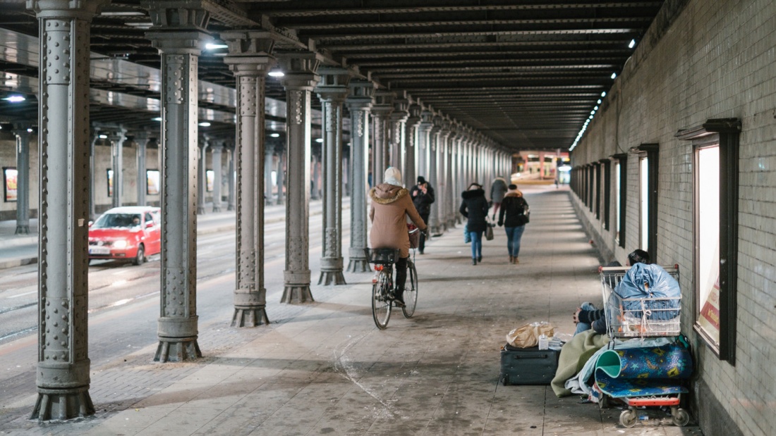 Obdachlose unter einer Brücke