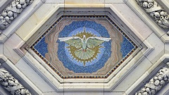 Mosaik im Portal des Berliner Doms mit Darstellung einer Taube als Symbol des Heiligen Geistes