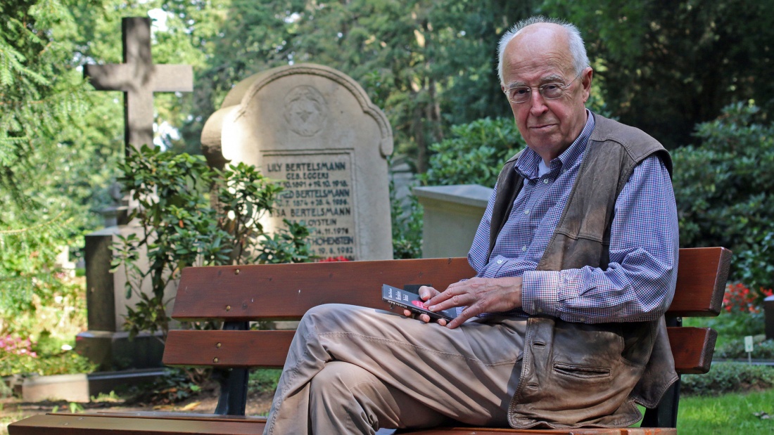 Pastor, Trauerexperte und Buchautor Klaus Dirschauer auf dem Friedhof