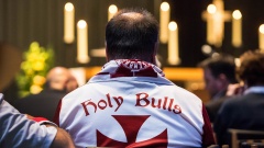  Ein Mitglied des christlichen RB-Leipzig-Fanclubs "Holy Bulls" bei einem Gottesdienst zum DFB-Pokalfinale 2019.