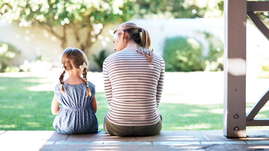 Gespräch zwischen Mutter und Tochter auf Veranda