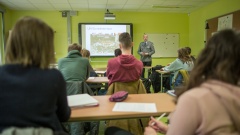 Die Bundeswehr informiert weiterhin mit Jungoffizieren in verschiedenen Bundesländern in Schulen.