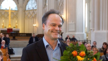 Bischof Tilman Jeremias nach seiner Wahl mit Blumenstrauß im Greifswalder Dom 