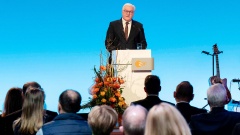 Bundespräsident Frank-Walter Steinmeier spricht hinter einem Pult vor Publikum