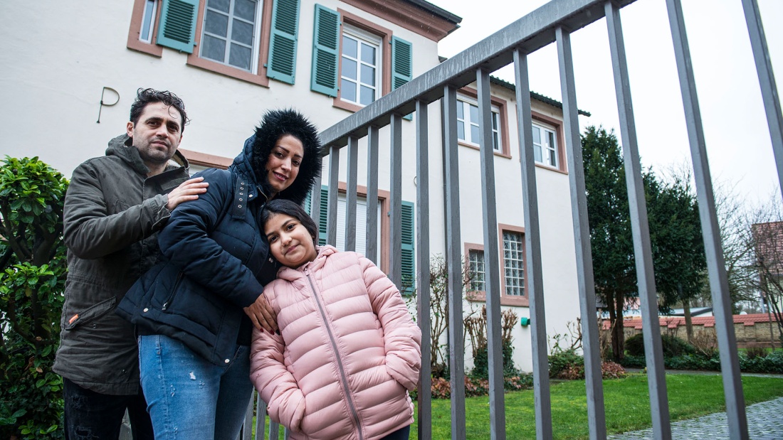 Flüchtlingsfamilie Shapouri mit Vater Mohammed, Tochter Melina und Mutter Vajiheh