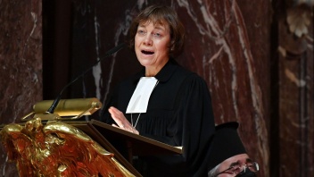 EKD-Ratsvorsitzende Annette Kurschus bei Friedensgebet für die Ukraine im Berliner Dom