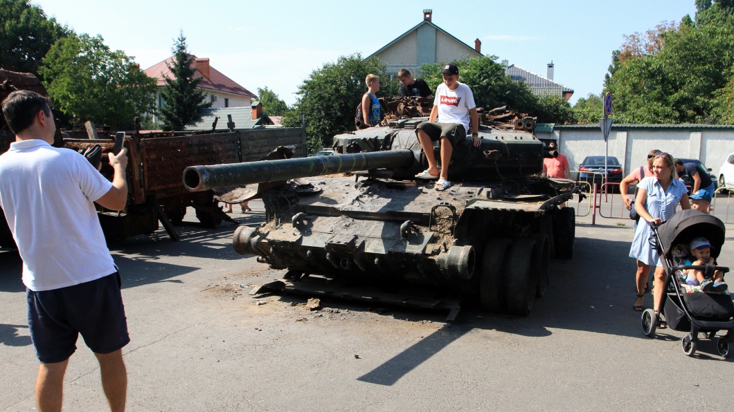 Symbolträchtig: Zerstörte russische Panzer werden auf den belebten Straßen der ukrainischen Stadt Odessa ausgestellt.