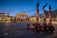 Vor dem Brandenburger Tor in Berlin stehen E-Scooter: Vor einem Jahr wurden sie für den Straßenverkehr in Deutschland zugelassen. (Archiv)