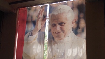 Ein Bild auf einem Vorhang erinnert an den Besuch von Papst Benedikt XVI. in Kuba