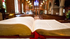 Aufgeschlagene Bibel zur Predigt in Kirche