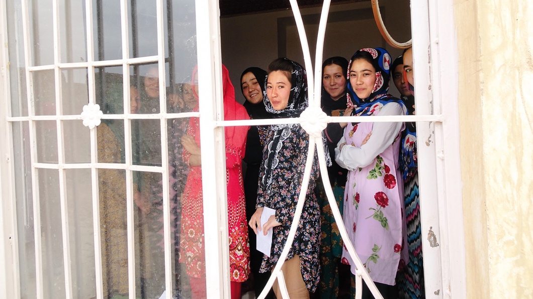 Junge afghanische Frauen lernen sticken - und schreiben