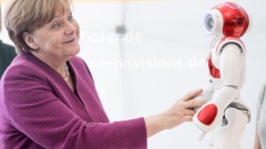 Bundeskanzlerin Angela Merkel machte auch bereits die Bekanntschaft mit dem Roboter Nao. 