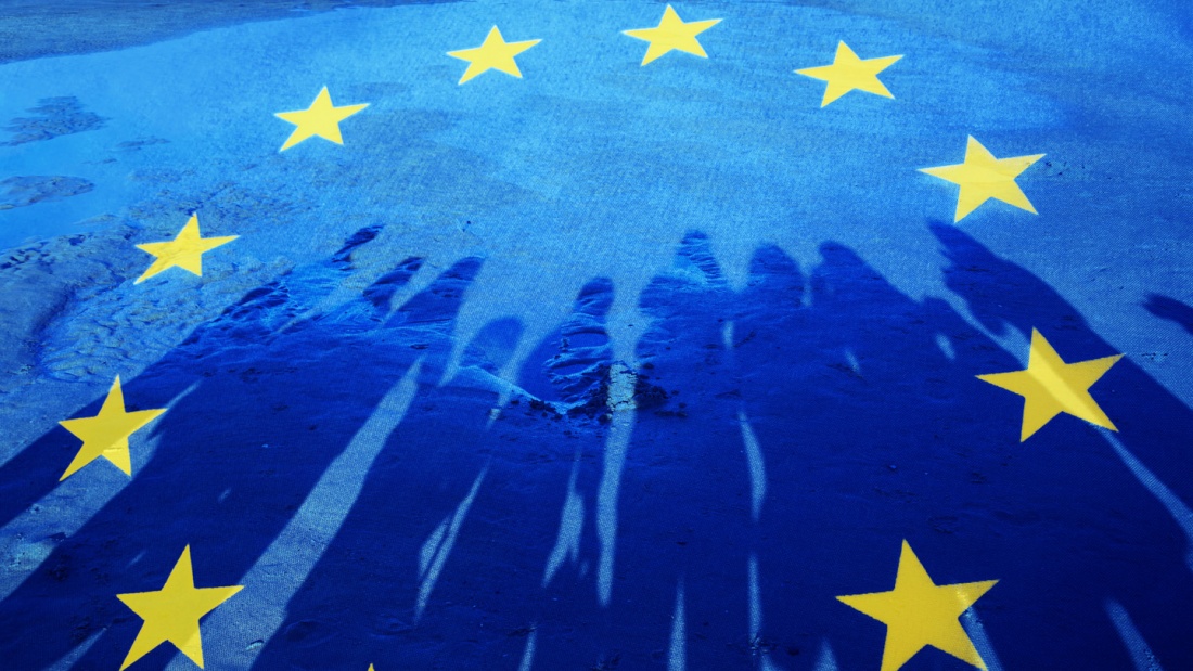 Europa-Flagge mit Silhouetten von Menschen