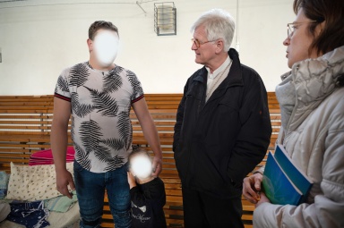 Bischof an ukrainischer Grenze mit Flüchtlingsfamilie