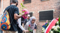 Junge Muslimas während einer interreligiösen Gedenkfeier für die Opfer des Holocaust 