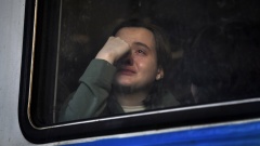 Weinende junge Frau am Fenster im Zug