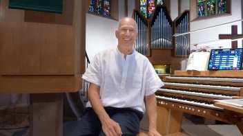 Peter Ammer vor einer Orgel