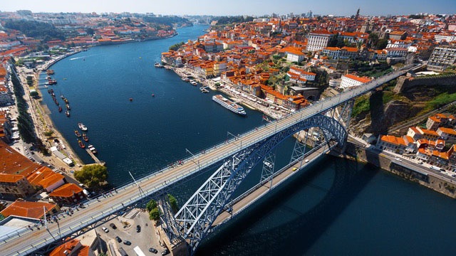 Porto, die berühmte Ponte Dom Luis über den Douro