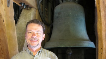 Claus Huber, Glockensachverständiger der ELK, im Turm der Stadtkirche Esslingen