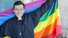 Homosexueller Priester mit Regenbogenflagge
