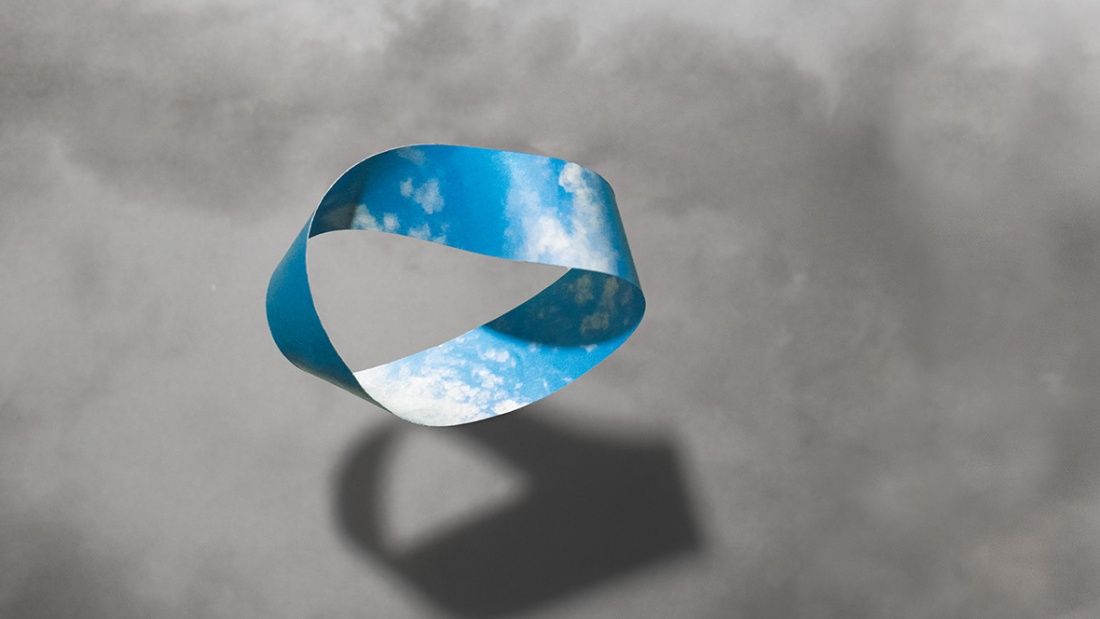 Illustration: blauer Wolkenhimmel in einer Endlosschleife vor grauem Hintergrund