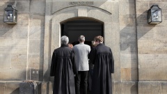 Pfarrer und Vikar betreten Kirche