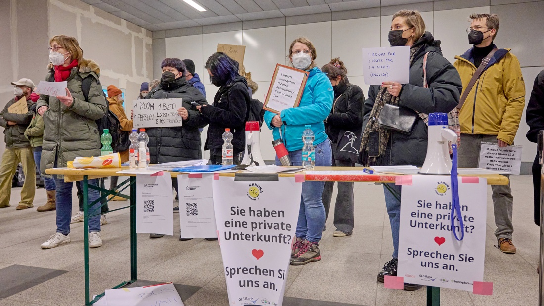 Privatpersonen am Berliner Hauptbahnhof bieten Unterkünfte an