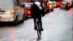 Radfahrer im Regen in Stockholm