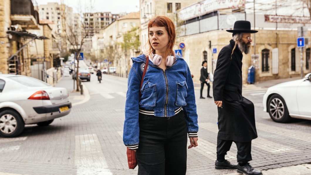 Sara K. posiert für ein Porträt im ultra-orthodoxen Viertel Mekor Baruch in Jerusalem