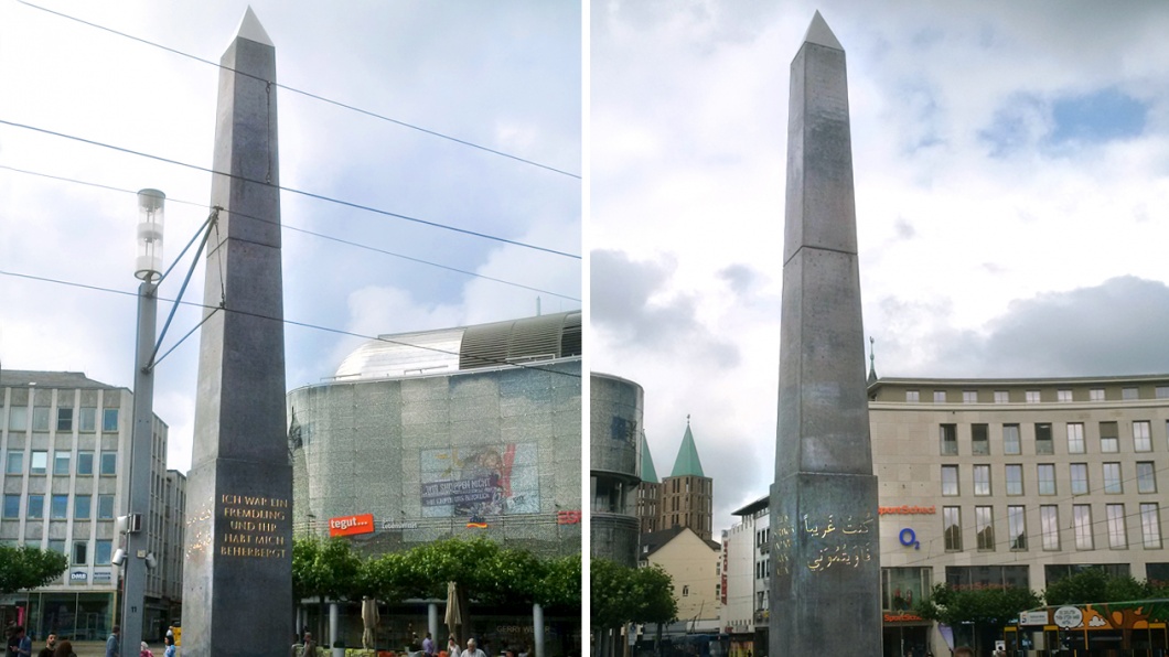 Flüchtlingskunst in Kassel: Olu Oguibes Obelisk auf dem Königsplatz. Auf Deutsch, Arabisch, Englisch und Türkisch steht dort geschrieben: „Ich war ein Fremdling, und ihr habt mich beherbergt.“