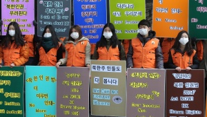 Südkoreanische Bürgeraktivisten machen mit einer Straßenkampagne in der Innenstadt von Seoul auf die schreckliche Menschenrechtssituation in Nordkorea aufmerksam