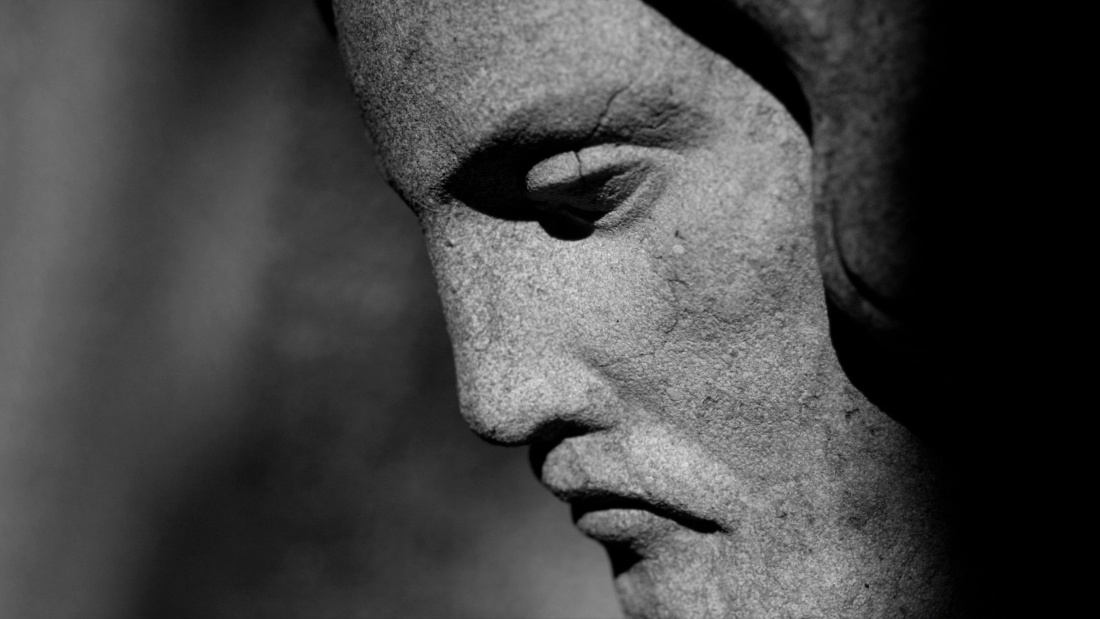 Eine Jesus-Skulptur im Profil in Schwarz-Weiß